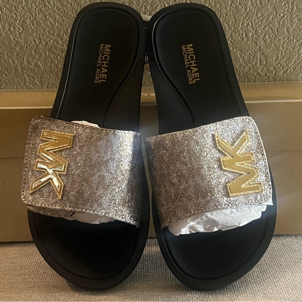 MICHEAL KORS GLITTER LOGO SANDAL - Picture 2 of 4